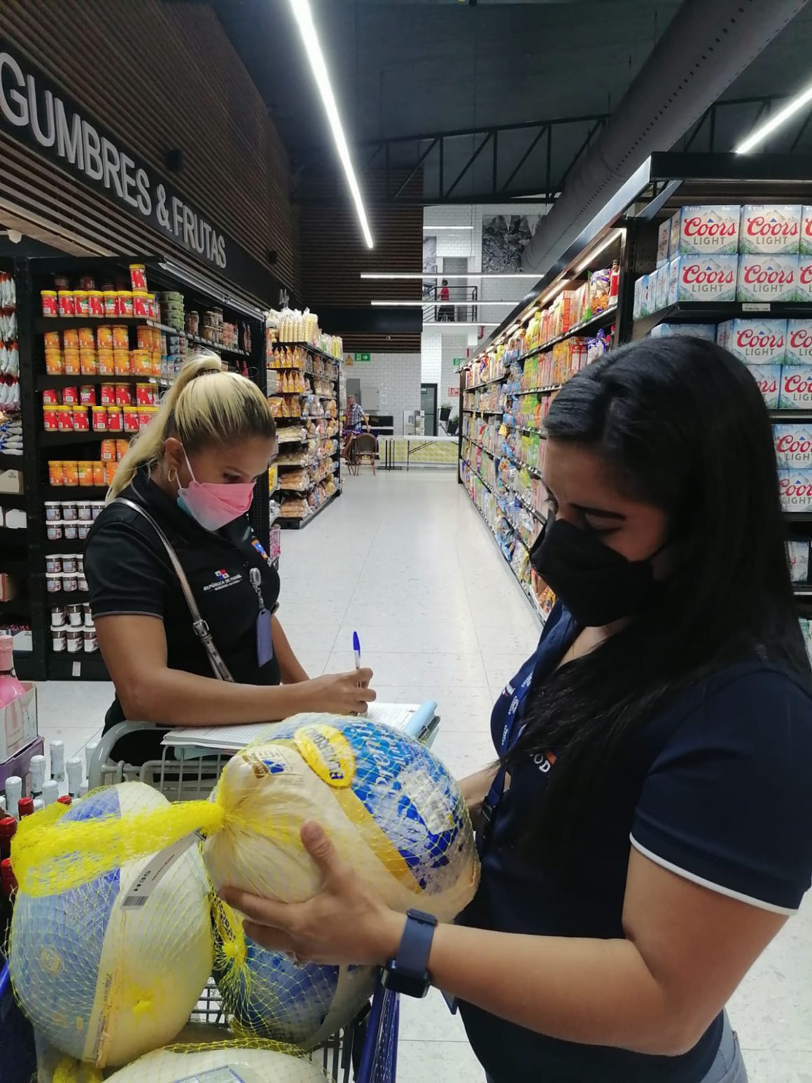 Acodeco realiza operativo nocturno en supermercados retirando más de 1,500 productos vencidos